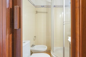 Regadera, secadora de cabello, toallas 