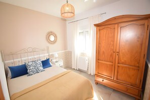 3 slaapkamers, een strijkplank/strijkijzer, gratis wifi, beddengoed