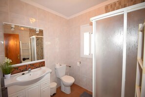 Chuveiro, secador de cabelo, toalhas de banho 