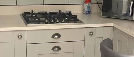 Geladeira, micro-ondas, fogão, cooktop