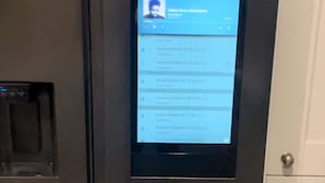 Een deur met een digitaal scherm waarop een profielfoto en tekst staan.