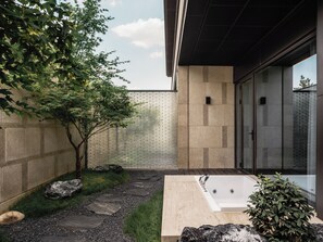 Luxe suite, 1 kingsize bed, niet-roken, uitzicht op tuin | Een kluis op de kamer, een laptopwerkplek, verduisterende gordijnen