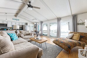 Smart TV, DVD player - Lakeshore Lux - La Casa Feliz | Beach | Fireplace | AC (Williamsburg)