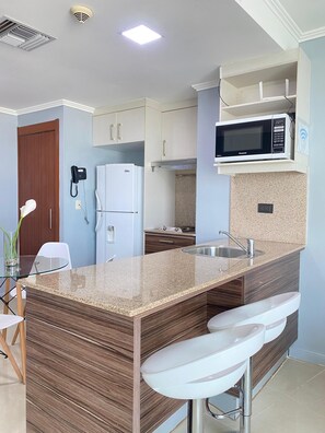 Fridge, microwave, coffee/tea maker, blender - Beautiful Apartment overlooking the Guayas River in Puerto Santa Ana, Guayaquil (Guayaquil)