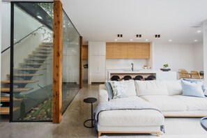 TV connectée, cheminée, livres, espaces bureaux