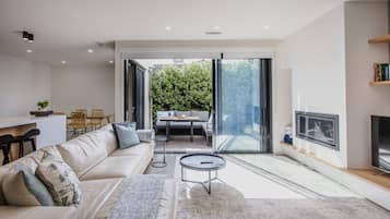 TV connectée, cheminée, livres, espaces bureaux