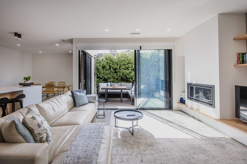 Luxury Avenue Retreat- Sleeping 8, Fireplace, Aircon, Garage