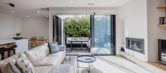 Luxury Avenue Retreat- Sleeping 8, Fireplace, Aircon, Garage