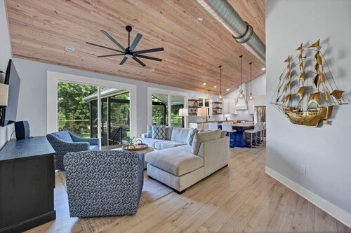 Bluebird Bay with Hot Tub & Outdoor Area | Sleeps 8