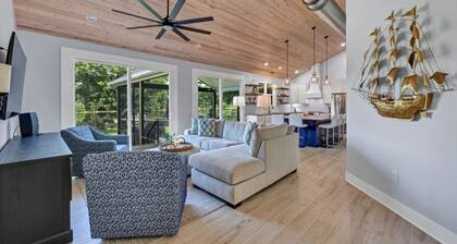 Bluebird Bay with Hot Tub & Outdoor Area | Sleeps 8