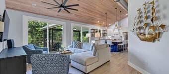 Bluebird Bay with Hot Tub & Outdoor Area | Sleeps 8