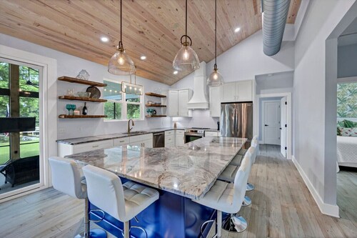 Bluebird Bay with Hot Tub & Outdoor Area | Sleeps 8