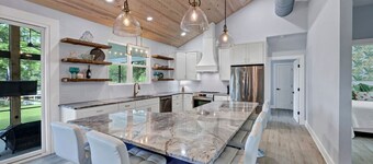 Bluebird Bay with Hot Tub & Outdoor Area | Sleeps 8