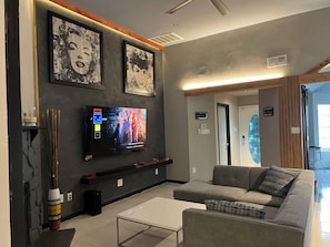 Living area - Charming 2-bedroom house with WiFi and fitness room in fantastic Houston (Houston)