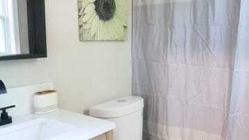 SĂšche-cheveux, serviettes fournies, savon, papier toilette