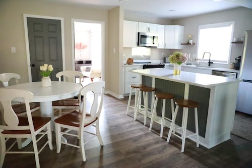 Charming 4-bedroom house with WiFi, AC in pleasant Chesterfield