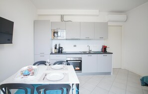 Fridge, microwave, dishwasher, coffee/tea maker - 1 bedroom nice home in Civezza (Civezza)