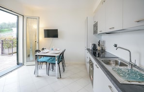 Fridge, dishwasher, coffee/tea maker