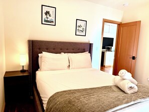 2 bedrooms, desk, iron/ironing board, travel cot - Luxury Family Escape: Pet-Friendly Mercer Island Retreat w/ Pool Table & Patio (Mercer Island)