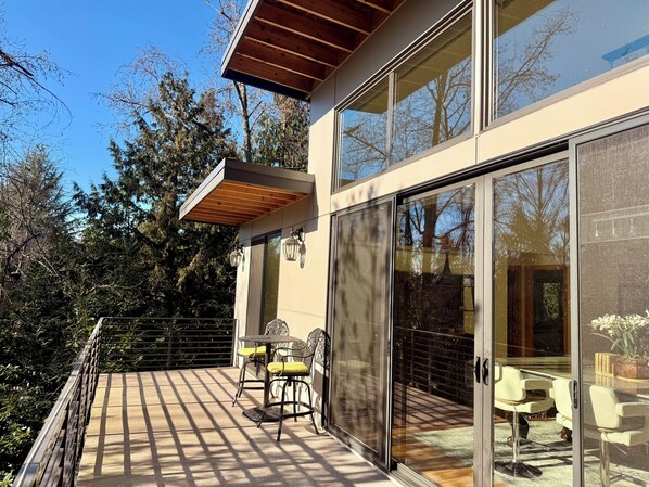 Outdoor dining - Luxury Family Escape: Pet-Friendly Mercer Island Retreat w/ Pool Table & Patio (Mercer Island)