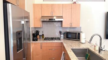 Refrigerador, microondas, horno y parrilla de estufa