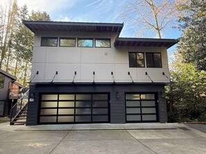 Exterior - Luxury Family Escape: Pet-Friendly Mercer Island Retreat w/ Pool Table & Patio (Mercer Island)