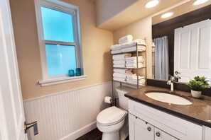 Hair dryer, towels - Ocean View! Charming Home with Loft, Sleeps 6! Dog Friendly! (Yachats)
