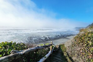 Beach nearby - Ocean View! Charming Home with Loft, Sleeps 6! Dog Friendly! (Yachats)
