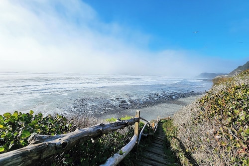 Ocean View! Charming Home with Loft, Sleeps 6! Dog Friendly!