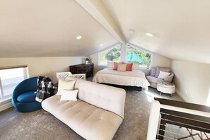 Smart TV, DVD player - Ocean View! Charming Home with Loft, Sleeps 6! Dog Friendly! (Yachats)