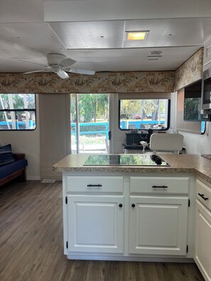 Interior - Charming 2 bedroom house boat on St John’s River in Deland “Kingfisher” (Deland)