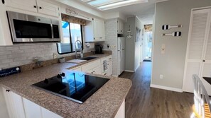 Fridge, microwave, stovetop, coffee/tea maker - Charming 2 bedroom house boat on St John’s River in Deland “Kingfisher” (Deland)