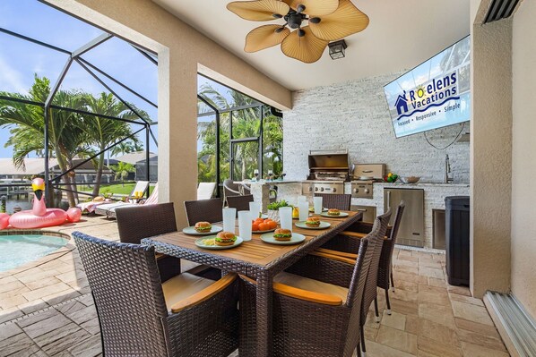 Outdoor dining - Heated Pool, Gulf Access, Dock, Outdoor Kitchen - Gulf Coast Haven - Roelens (Cape Coral)