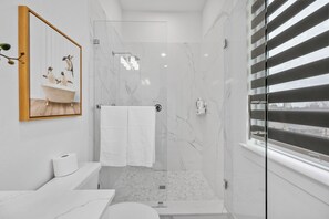 Dusche, Handtücher, Seife, Toilettenpapier