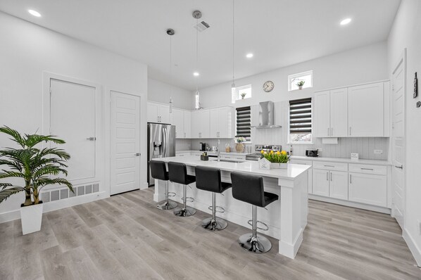 冷蔵庫、電子レンジ、オーブン、コンロ