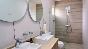 Deluxe Apartment, Balcony, Partial Ocean View | Bathroom | Hair dryer, towels, soap, shampoo