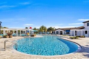 Innendørsbasseng og et oppvarmet basseng