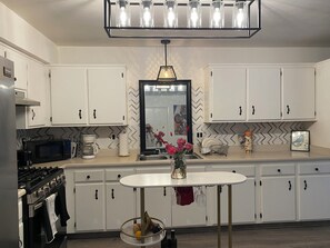 Private kitchen - Geyserville Getaway Retreat   30 day minimum (Geyserville)