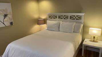 3 bedrooms, desk, iron/ironing board, travel crib