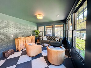 Una televisión, videojuegos, libros