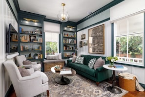 Smart TV, fireplace, books, stereo - Beautiful Magical Historic Webster House at Eleison Farms - Avocado Ranch 3 BD/2 BA (Carpinteria)