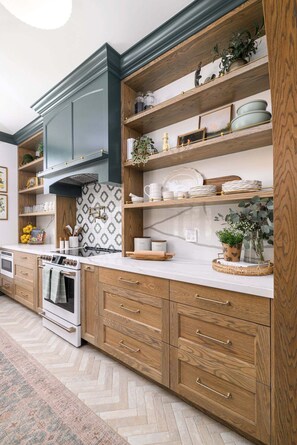 Réfrigérateur, four à micro-ondes, un four, surface de cuisson