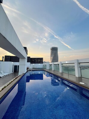 Pool - Luxury Apartment overlooking the Guayas River in Puerto Santa Ana Guayaquil (Guayaquil)