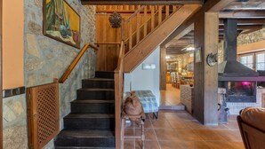 Eine Treppe mit Holzwerteln, einer Steinwand und rustikalem Ambiente.