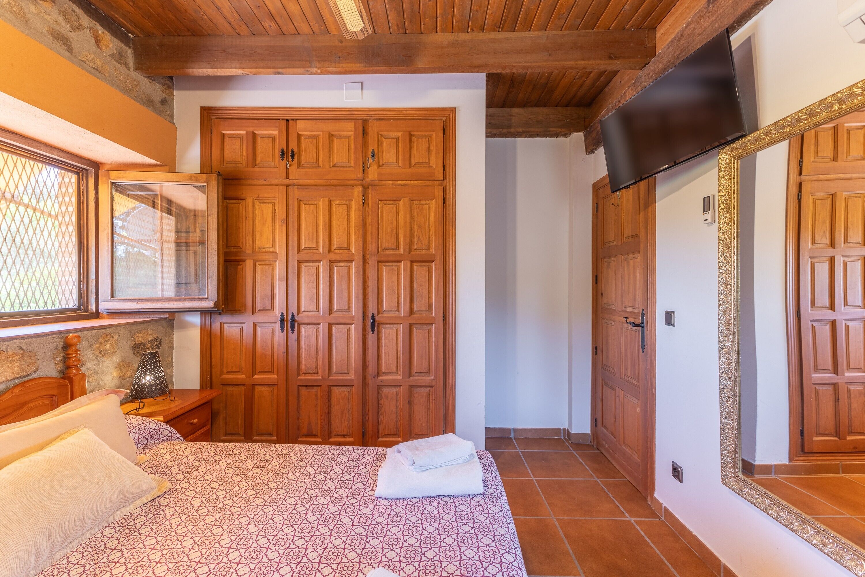 4 bedrooms, iron/ironing board, free WiFi, bed sheets