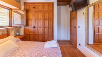 4 bedrooms, iron/ironing board, free WiFi, bed sheets