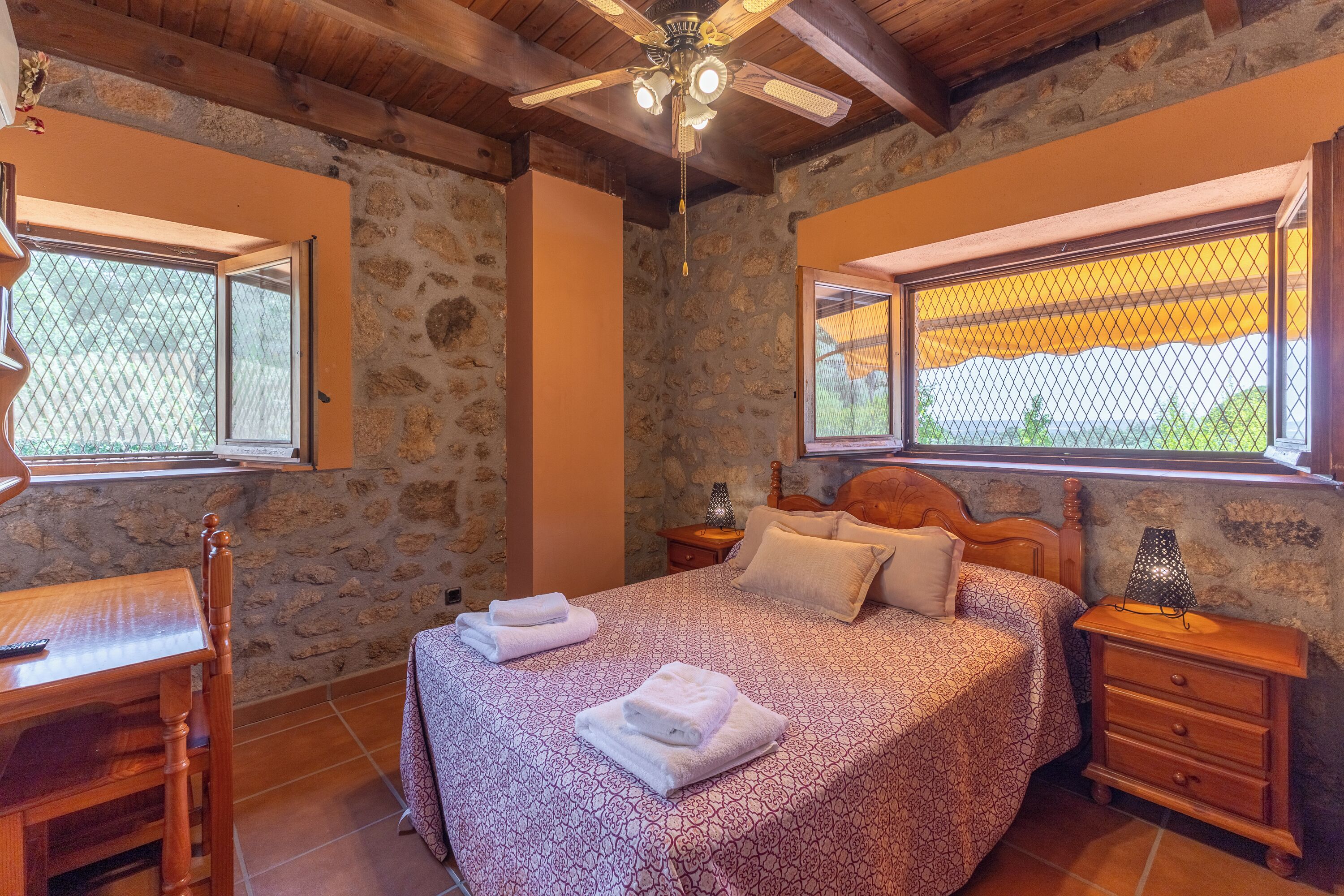 4 slaapkamers, een strijkplank/strijkijzer, gratis wifi, beddengoed