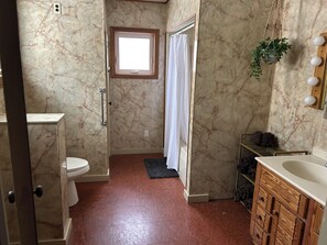 Regadera, toallas, jabón, papel de baño 