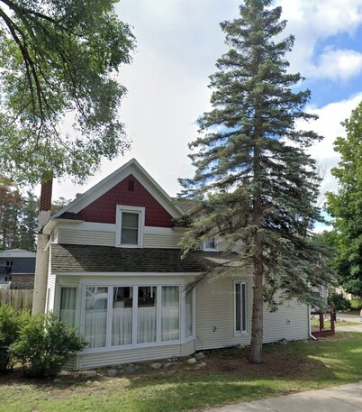 Camp Bellaire - Lakes - Ski - Golf - Walk to Downtown & Shorts Brewing!