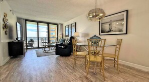 Téléviseur connecté, livres, écran d’ordinateur